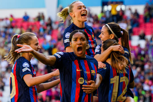 Patri Guijarro of Barcelona celebrates with Caroline Graham