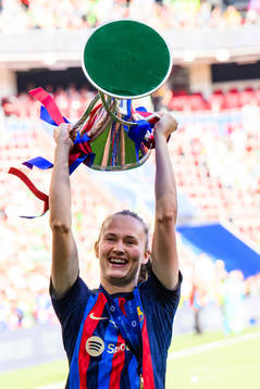 Caroline Graham Hansen of Barcelona celebrate by lifting