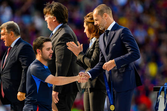 Head coach Jonatan Giráldez of Barcelona receives his