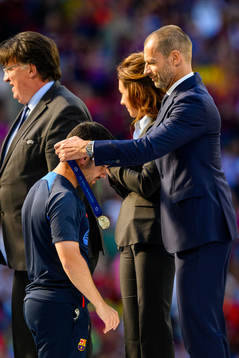 Head coach Jonatan Giráldez of Barcelona receives his