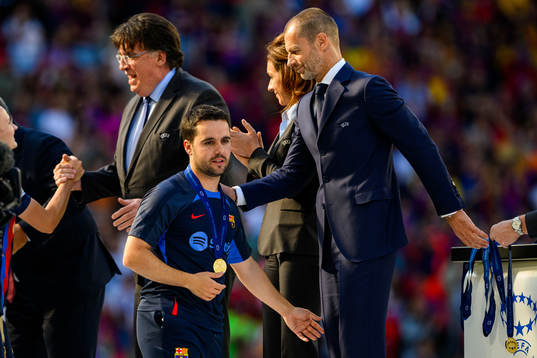 Head coach Jonatan Giráldez of Barcelona receives his