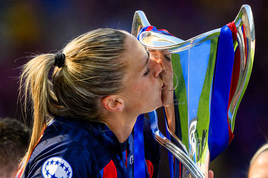 Ana Maria Crnogorcevic of Barcelona kisses the trophy