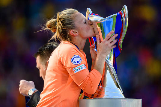 Goalkeeper Sandra Panos of Barcelona kisses the trophy