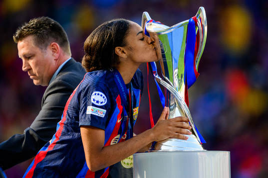 Salma Paralluelo of Barcelona kisses the trophy