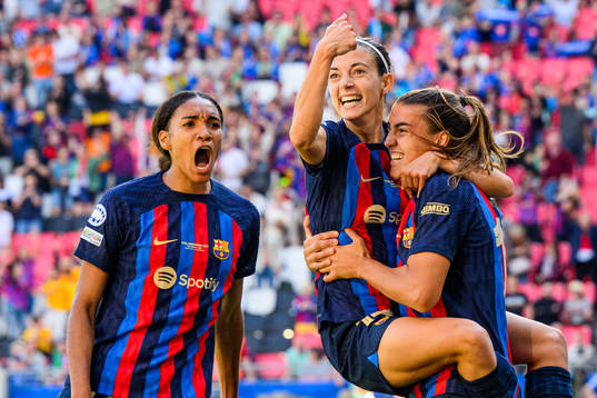 Patri Guijarro celebrate with Aitana Bonmati and and Salma