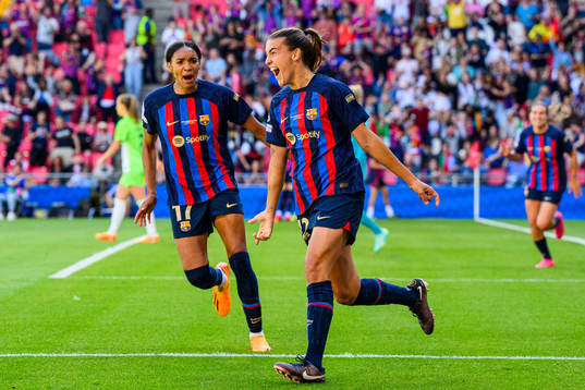 Patri Guijarro celebrate with Salma Paralluelo of Barcelona