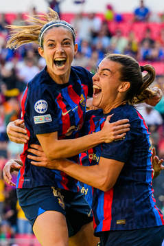 Patri Guijarro celebrate with Aitana Bonmati of Barcelona