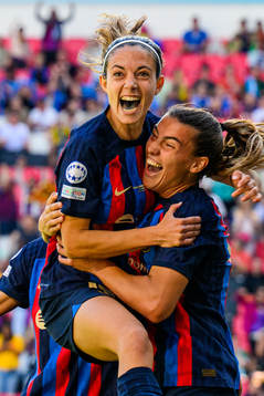 Patri Guijarro celebrate with Aitana Bonmati of Barcelona