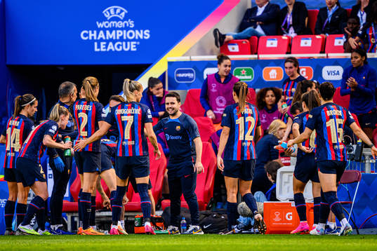 Players gather around head coach Jonatan Giráldez of