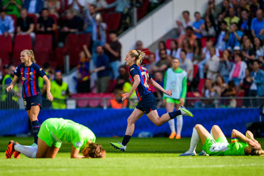 Keira Walsh of Barcelona celebrates while players of