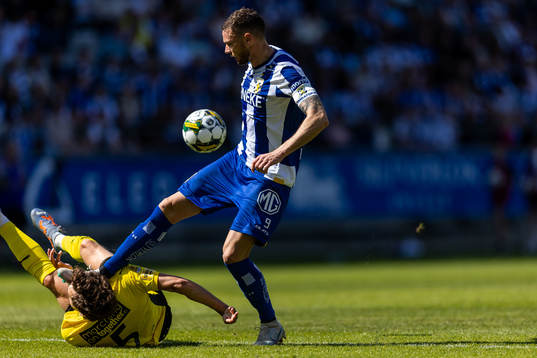 Mjällbys Colin Rösler och IFK Göteborgs Marcus Berg