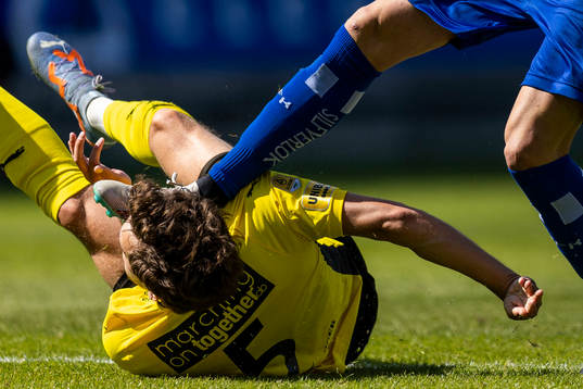 Mjällbys Colin Rösler och IFK Göteborgs Marcus Berg