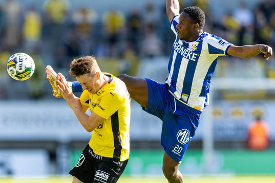 Mjällbys Elliot Stroud och IFK Göteborgs Suleiman