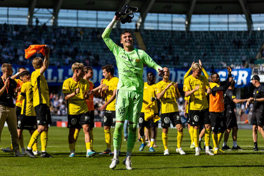 Mjällbys målvakt Noel Törnqvist jublar