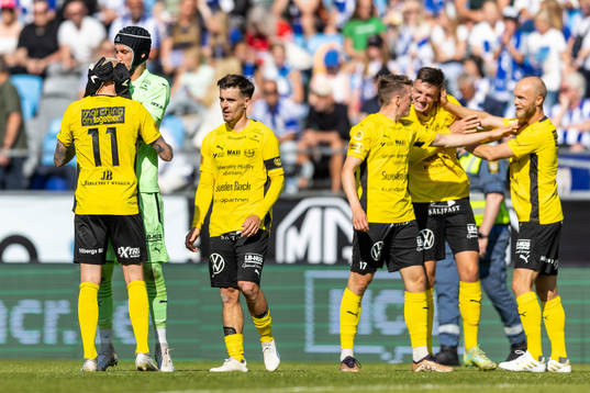 Mjällbys Adam Ståhl och målvakt Noel Törnqvist jublar