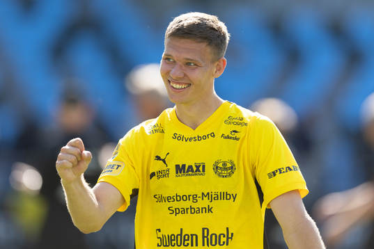 Mjällbys Arvid Brorsson jublar