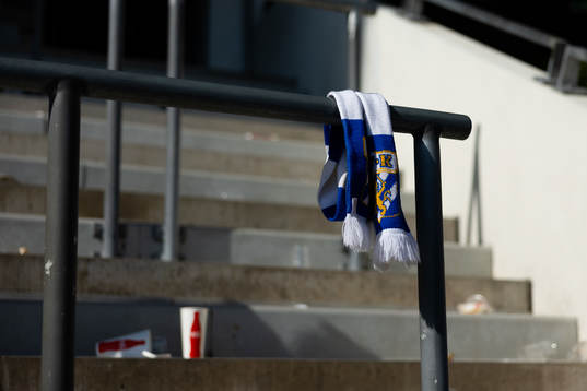 En kvarglömd IFK Göteborg halsduk på läktaren