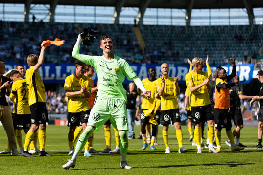 Mjällbys målvakt Noel Törnqvist jublar