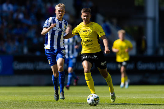 IFK Göteborgs Elias Hagen och Mjällbys Arvid Brorsson