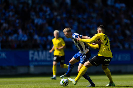 IFK Göteborgs Elias Hagen och Mjällbys Noah Eile