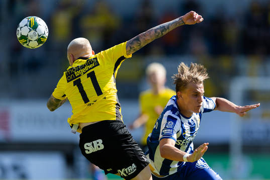 Mjällbys Adam Ståhl och IFK Göteborgs Linus Carlstrand