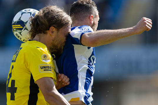 Mjällbys Tom Pettersson och IFK Göteborgs Marcus Berg