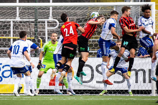 Brommapojkarnas Ludvig Fritzson nickar in 0-1 bakom IFK