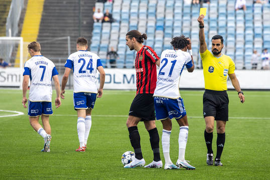 IFK Norrköpings Jesper Ceesay tilldelas gult kort av