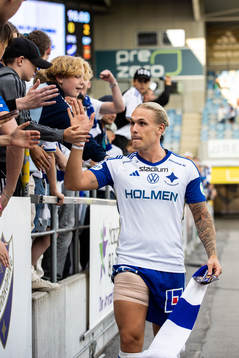 IFK Norrköpings Arnor Sigurdsson tackar publiken