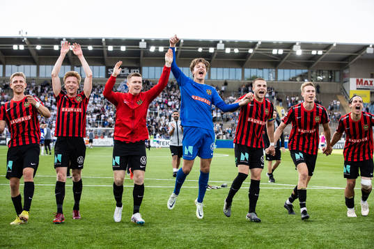 Brommapojkarnas spelare jublar