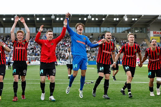 Brommapojkarnas spelare med målvakt Filip Sidklev jublar