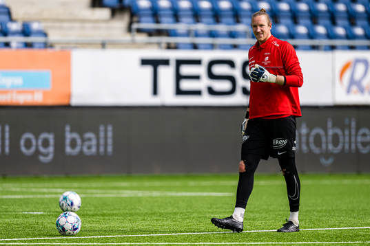 Eirik Holmen Johansen of Brann warms up