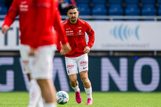 Niklas Castro of Brann warms up