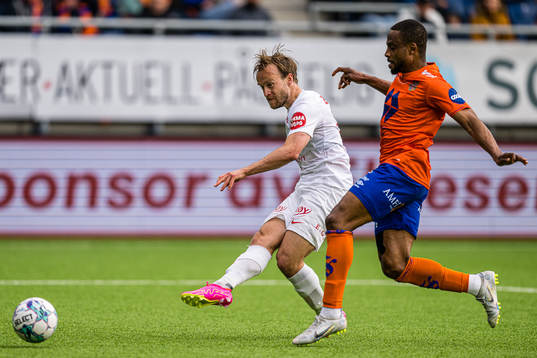 Bård Finne of Brann and Trace Murray of Aalesund