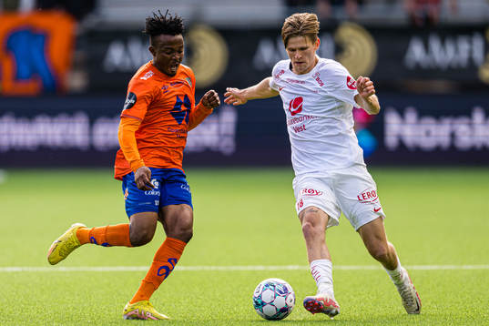 Isaac Atanga of Aalesund and David Møller Wolfe of Brann