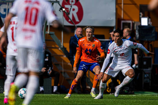 Markus Karlsbakk of Aalesund and Svenn Crone of Brann
