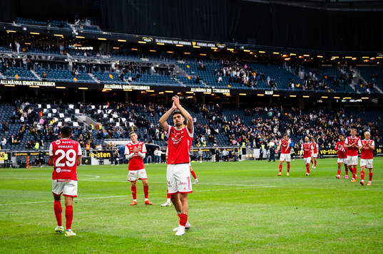Kalmars Romario Pereira Sipiao och Deniz Hummet tackar