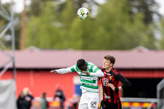 Västerås SKs Jaheem Burke och Östersunds Myroslav Mazur