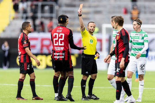 Östersunds Theodore Rask får rött kort av domare Rinon