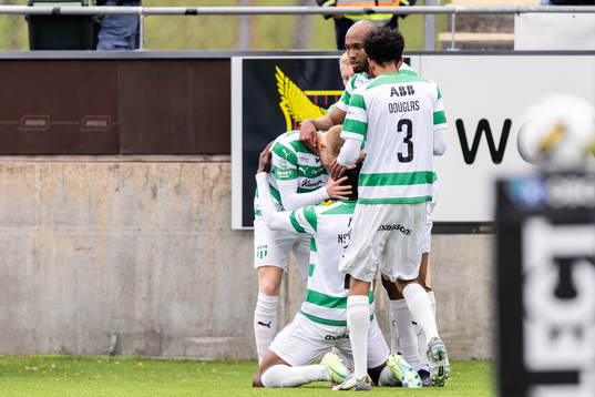 Västerås SKs Frederic Nsabiyumva jublar med lagkamrater