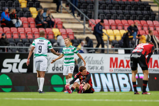 Västerås SKs Jabir Abdihakim Ali och Simon Gefvert jublar