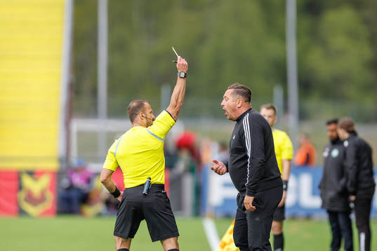 Östersunds tränare Magnus Powell får gult kort av Domare