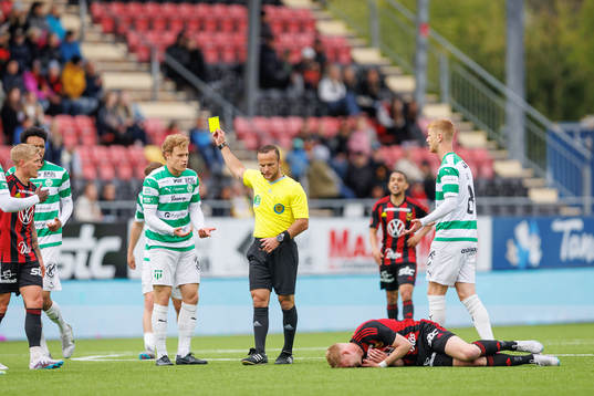 Västerås SKs Herman Magnusson går gult kort av Domare