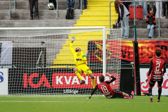 Västerås SKs Jaheem Burke med ett skott över
