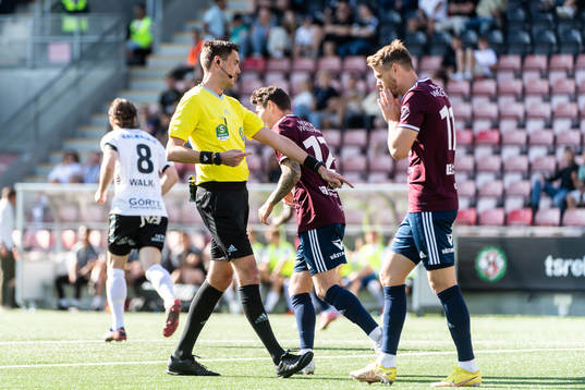 Gefles Leo Englund i diskussion med domare Magnus Lindgren