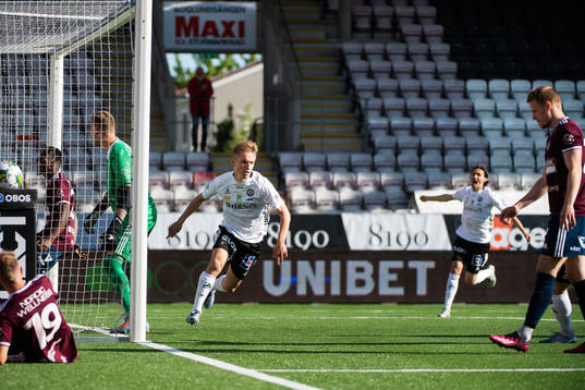 Örebros David Seger jublar