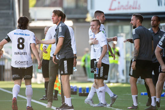 Örebros David Seger jublar