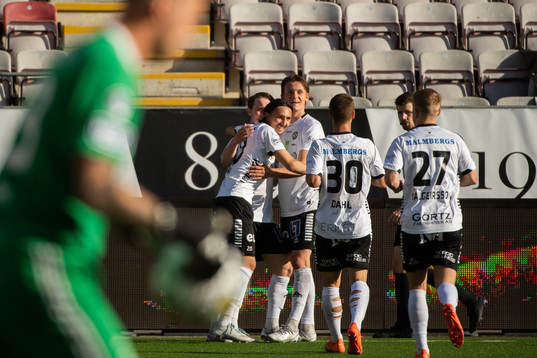Örebros Adam Bark jublar