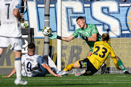 Elfsborgs målvakt Hakon Valdimarsson räddar