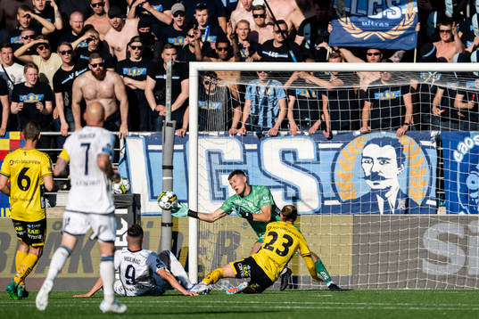 Elfsborgs målvakt Hakon Valdimarsson räddar